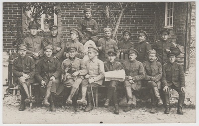 [Eesti armee] ohvitserid ja sõdurid grupifotol hoone taustal  duplicate photo