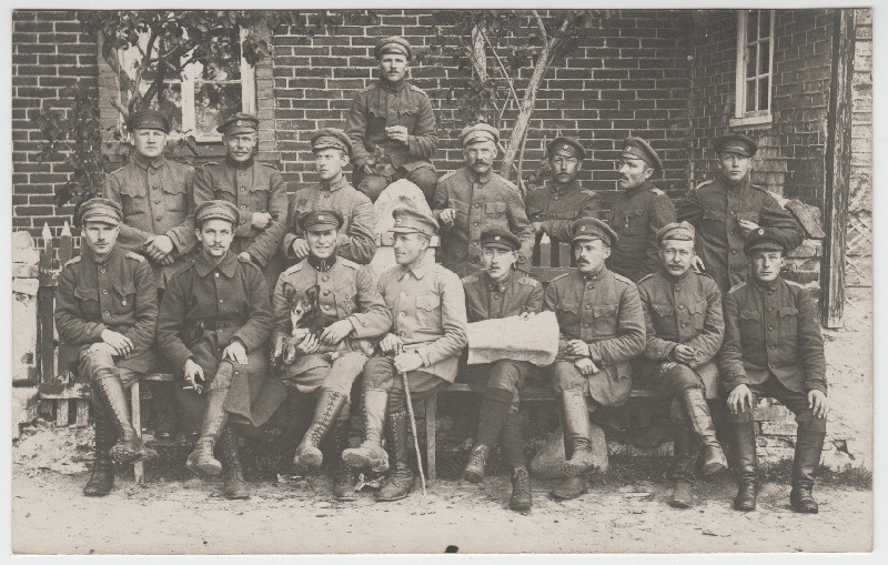 [Eesti armee] ohvitserid ja sõdurid grupifotol hoone taustal