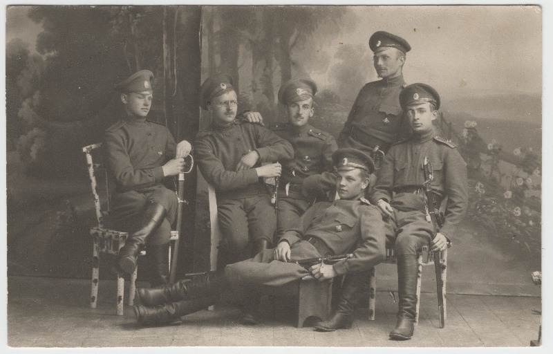 Vene Tsaariarmee sõdurid poseerimas grupifotol, ees Villem Liiv
