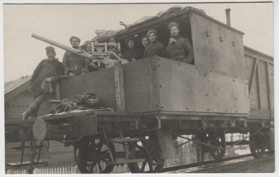 Sõdurid soomusrongil  duplicate photo