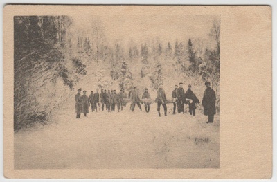Sõdurid lumises metsas palki tassimas  duplicate photo