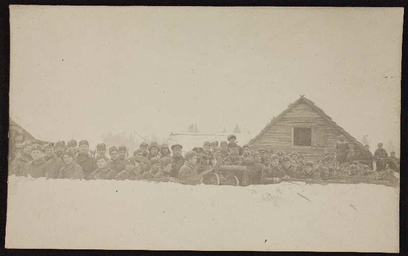 [5. Jalaväepolgu?] sõdurid positsioonidel lumise talukompleksi taustal