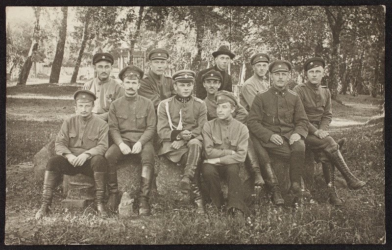 [5. Jalaväepolgu?] ohvitserid ja sõdurid grupifotol pargis