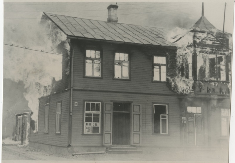 AS Laenupanga maja leekides