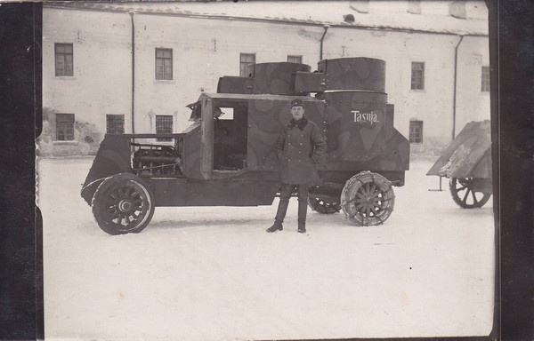 Soomusauto Narva linnuse õuel. 1925