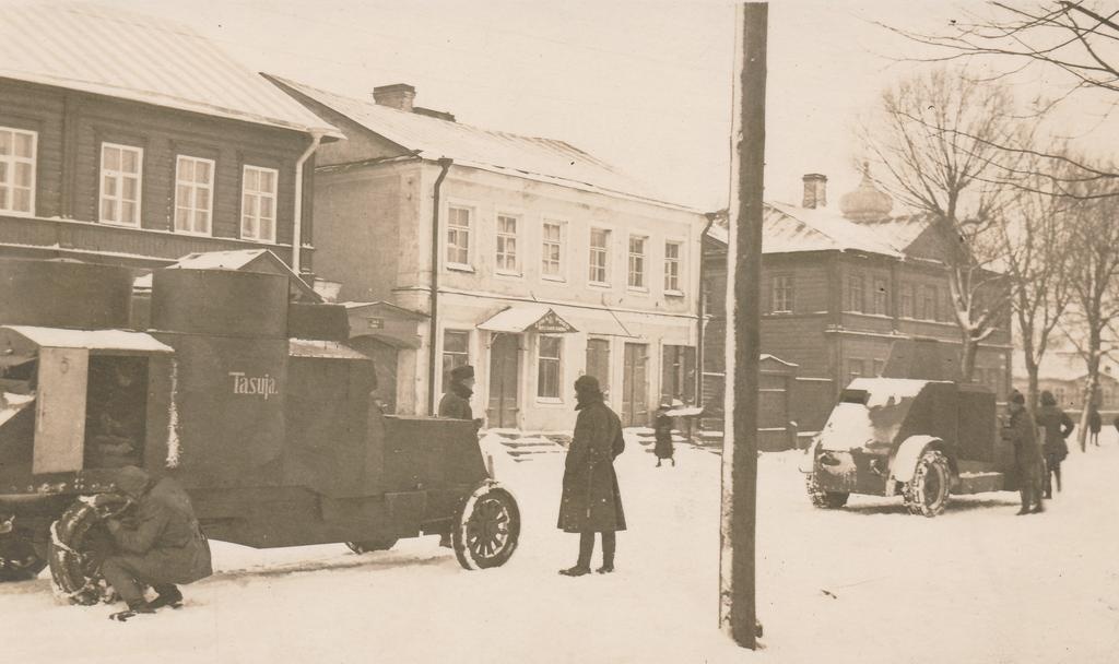 Soomusautod Narva linna tänaval