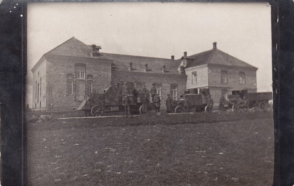Soomusautoga Kotkasilm kivihoone ees