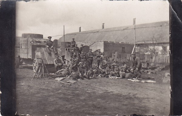 Sõjaväelased koos soomusautoga Kotkasilm, Kohtla jaamas