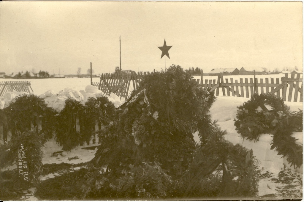 haudadele asetatud pärjad