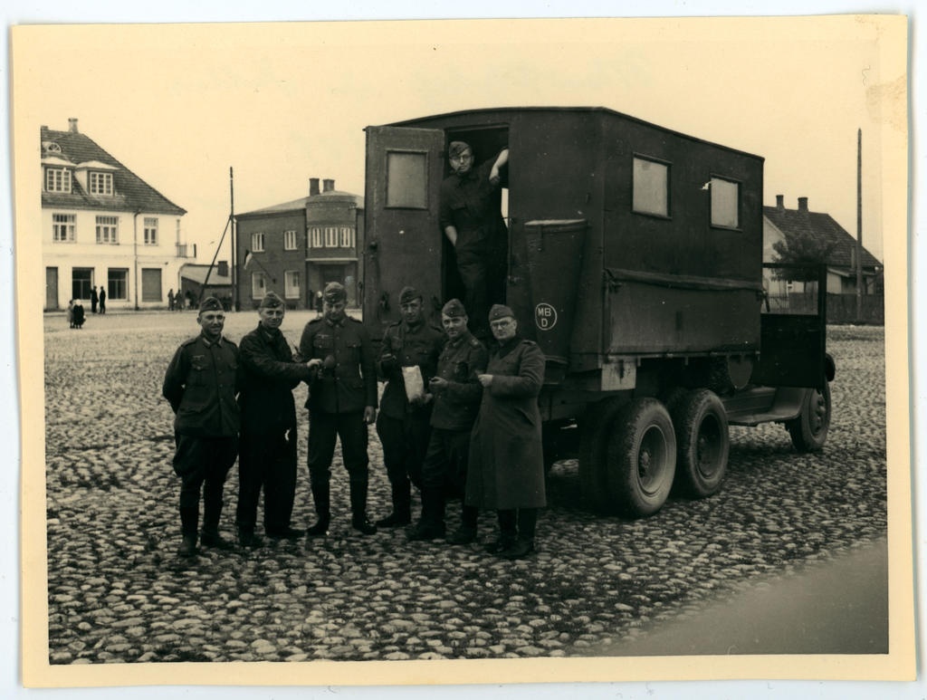 Sõdurid poseerivad veoauto juures, Viljandi