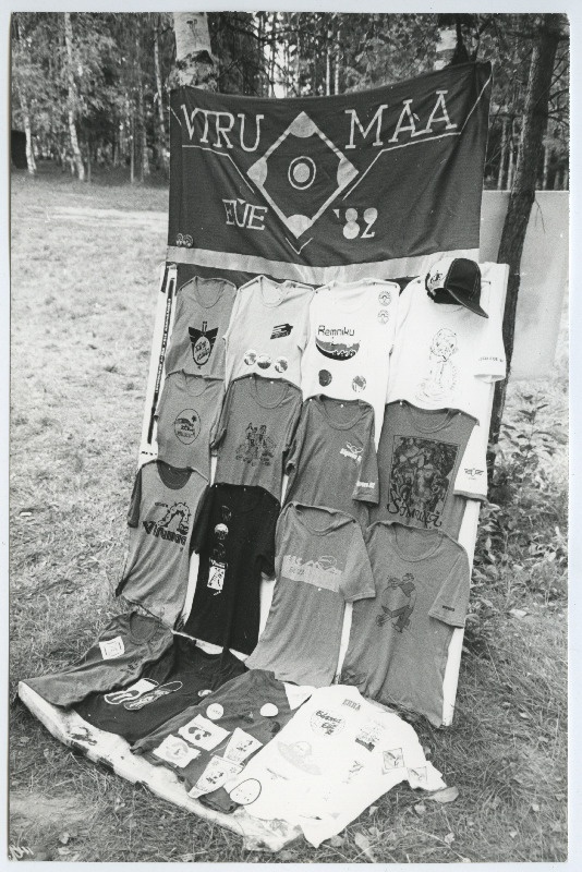 EÜE kokkutulekute, festivalide, spordivõistluste fotod erinevatest aastatest V. Atribuutika