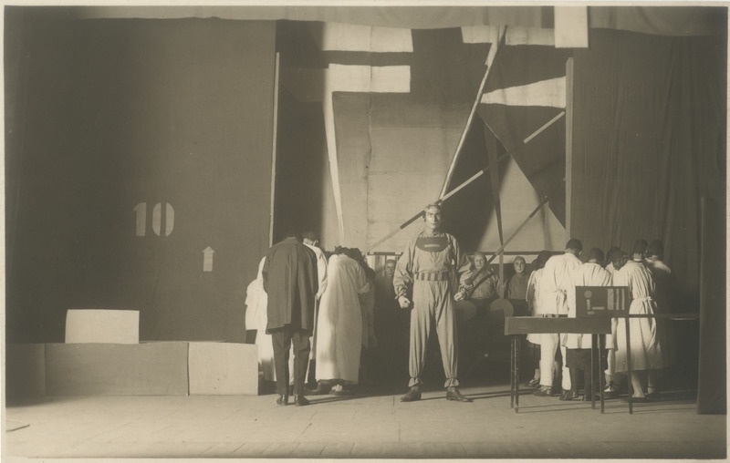 Stseen Draamastuudio lavastusest "Gaas II"