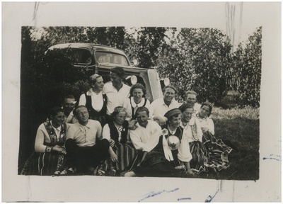 ÜENÜ Kiltsi osakonna rahvatantsurühma liikmed väljasõidul  duplicate photo