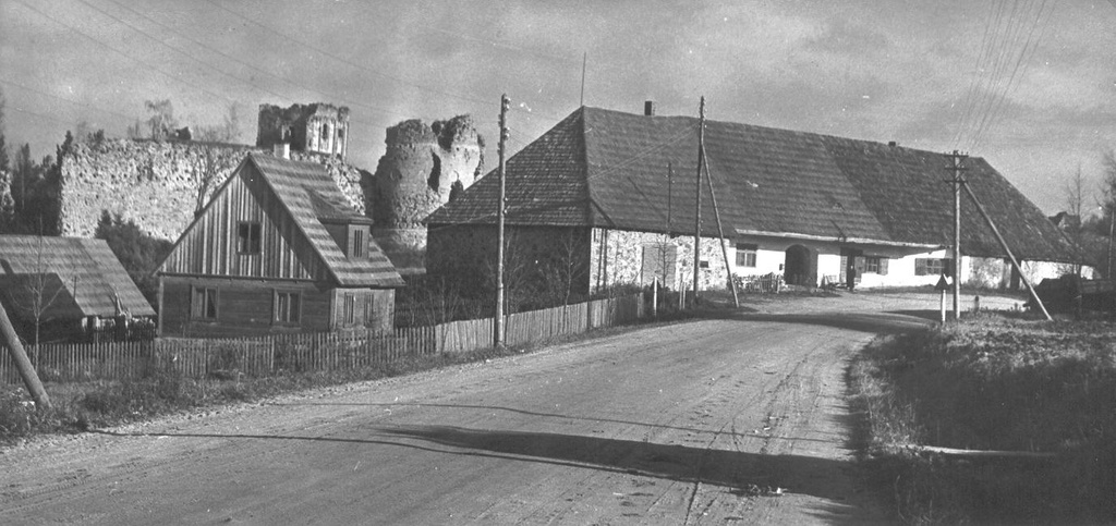 Foto. Piirikõrts, asub Võru-Petseri tee ääres Vastseliina linnusevaremete lähedal.