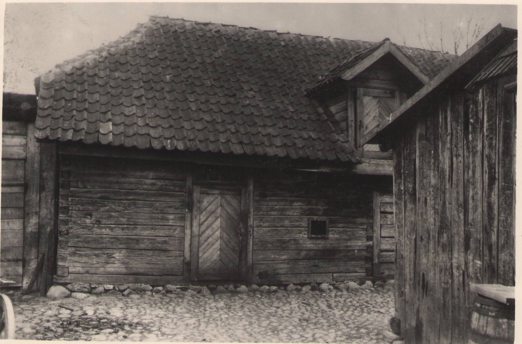 Foto. Dr. Fr. R. Kreutzwaldi kõrvalhooned: laut ja  kuur.
