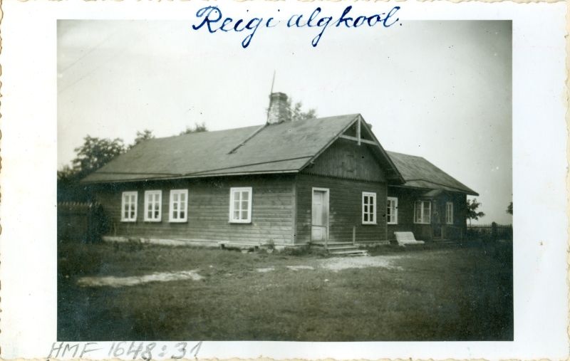 Foto. Reigi algkoolimaja 1930. a. Asub HM 8606.