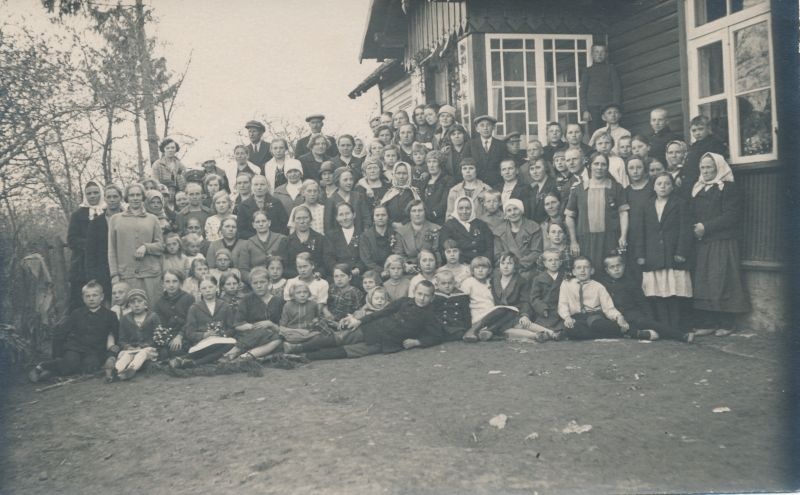 Foto. Emadepäev Koluvere - Kalju valla Laukna algkoolis. Emadel on lillekimbud rinnas. Grupipilt.