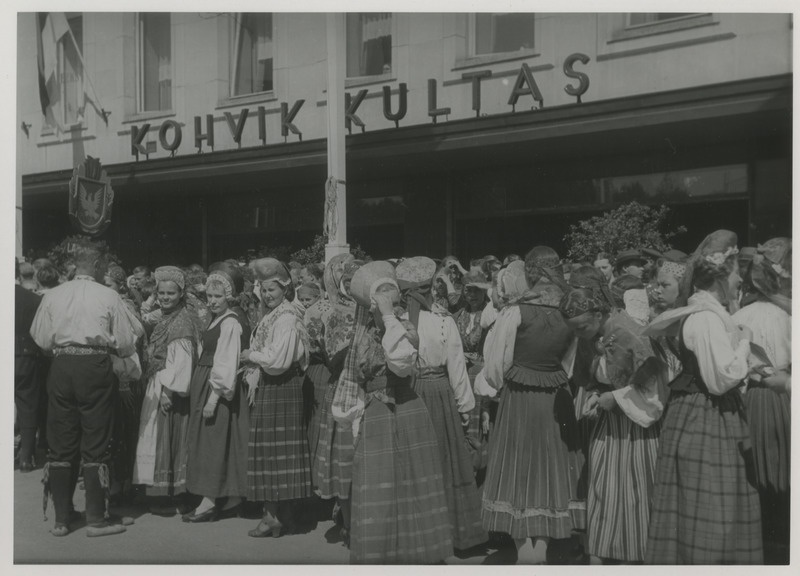 Rahvarõivais noored kohviku "Kultas" ees ootamas