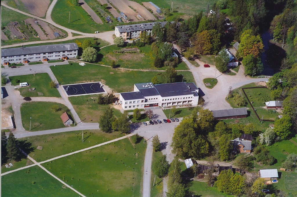 Foto Vaade Puigale linnulennult 2002. a.esiplaanil Puiga Põhikool ja rahvamaja.