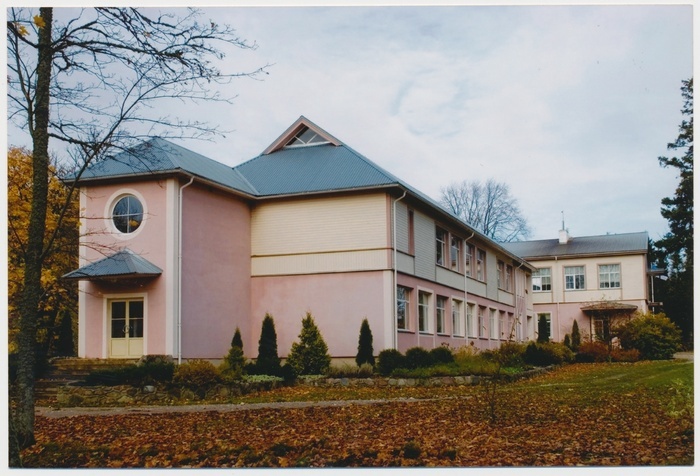 Värvifoto. Emmaste põhikool, endine Emmaste mõis, tagakülg