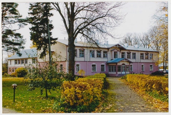Värvifoto. Emmaste põhikool, endine Emmaste mõis, esikülg
