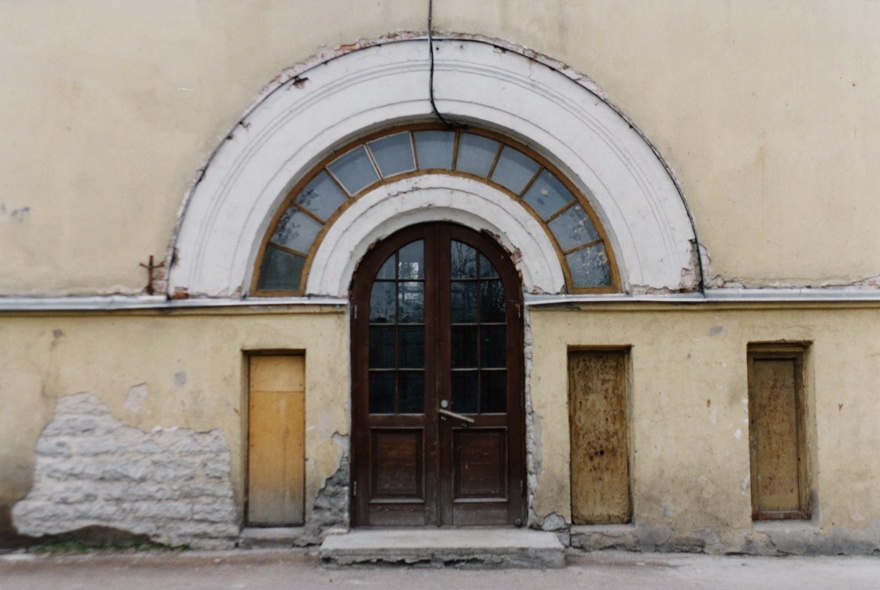 Kalamaja Põhikool Vabriku tn 18, Tallinn. Detail, vaade hoone sissepääsule. Arhitekt Georg Hellat