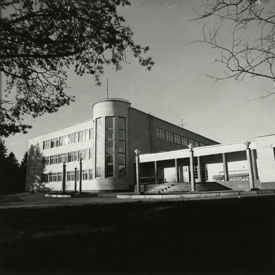Tallinna end 27. keskkool, praegu Rahumäe põhikool, vaade sissepääsule. Arhitekt Maarja Nummert  similar photo
