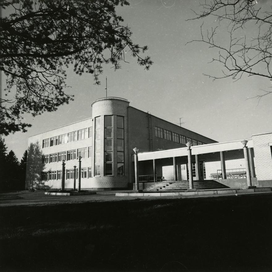 Tallinna end 27. keskkool, praegu Rahumäe põhikool, vaade sissepääsule. Arhitekt Maarja Nummert
