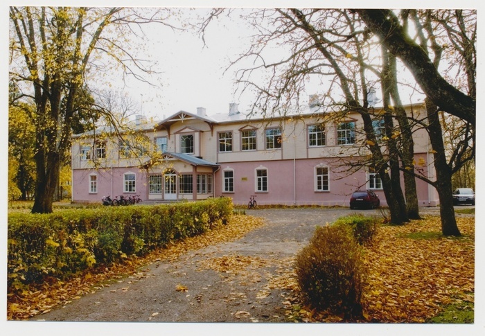 Värvifoto. Emmaste põhikool, endine Emmaste mõis, esikülg