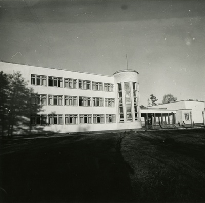 Tallinna end 27. keskkool, praegu Rahumäe põhikool, esifassaadi vaade. Arhitekt Maarja Nummert  similar photo