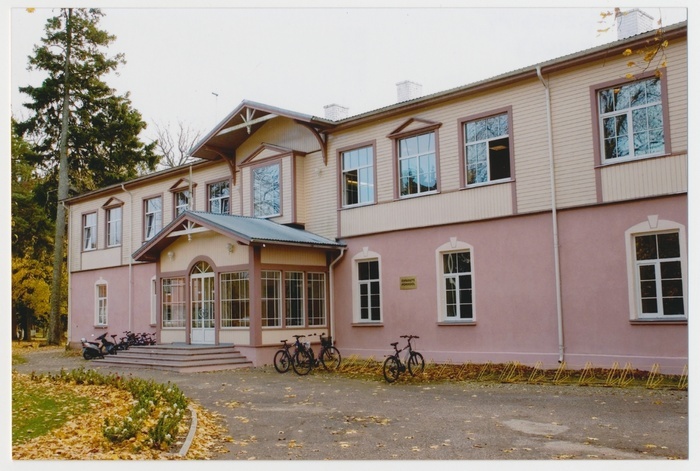 Värvifoto. Emmaste põhikool, endine Emmaste mõis, esikülg