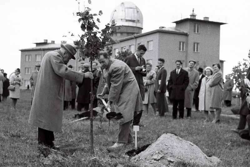 Tartu astronoomia observatooriumi tegevuse 150.aastapäeva, Tartu Tähetorni looja F.G.W.Struve 100.surma-aastapäeva ja Tõravere observatooriumi avamise puhul toimunud teaduslikust konverentsist osavõtjad Eesti NSV Teaduste Akadeemia president J.Eichfeld (vasakul) Tõravere observatooriumi ette mälestuspuud istutamas.