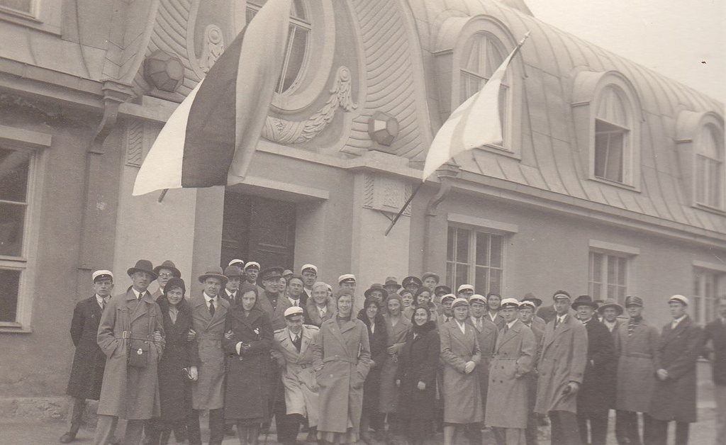 Grupp Eesti ja Soome üliõpilasi Tartu Ülikooli võimla ees