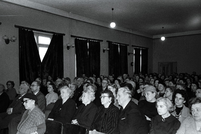 Teatri- ja Muusikamuuseumi poolt korraldatud Hilda Gleserile pühendatud mälestutsõhtust osavõtjad (esireas vasakult): Eduard Türk, Ants Lauter, Huko Lumet, Ly Lasner, Salme Peetson, Lully Virkhaus, Olga Mikk-Krull.