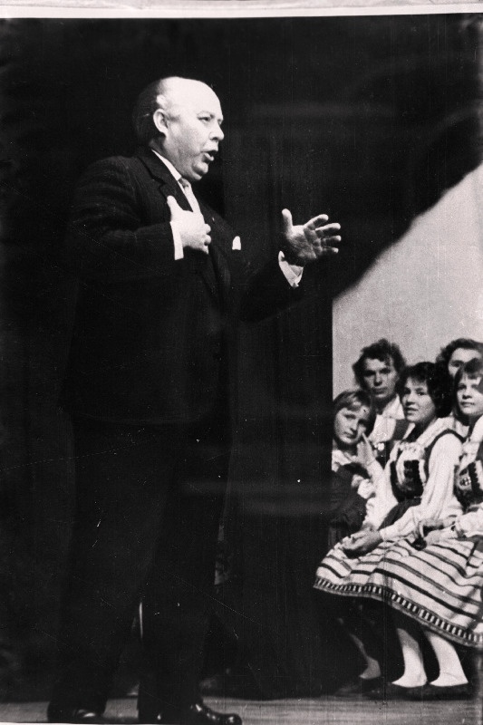 Eesti NSV teeneline kunstnik Artur Rinne esinemas Saaremaal Kingissepa linna Kultuurimajas ajalehe "Kodumaa" lugejate kohtumisõhtul.