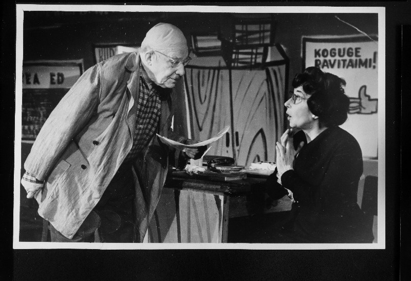 Stseen A. Liivese näidendist "Viini postmark" V. Kingissepa nim. TRA Draamateatris, Klaara Kukk - Linda Tubin ja Tasku - Hugo Laur.