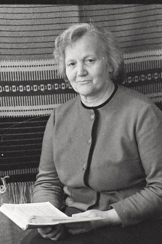 Raiend, Aliide, sotsialistliku töö kangelane - vabriku "Keila" kangur.