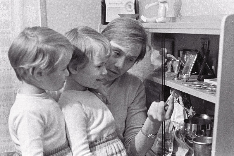 Ujuja Ulvi Indrikson-Voog oma tütarde Kaja ja Kairega.