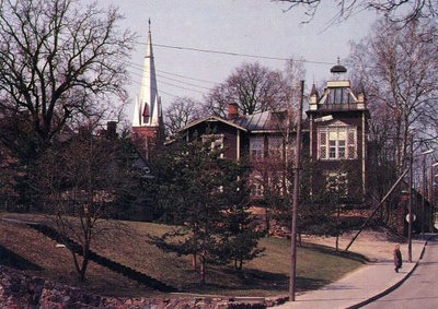 Jakobi tänava tõus. Esiplaanil haljasala, taga Jakobi 52 (Tartu Laste Kunstikool) ) ja katoliku kiriku torn. Tartu, 1990-1995. Foto Malev Tooom.  duplicate photo