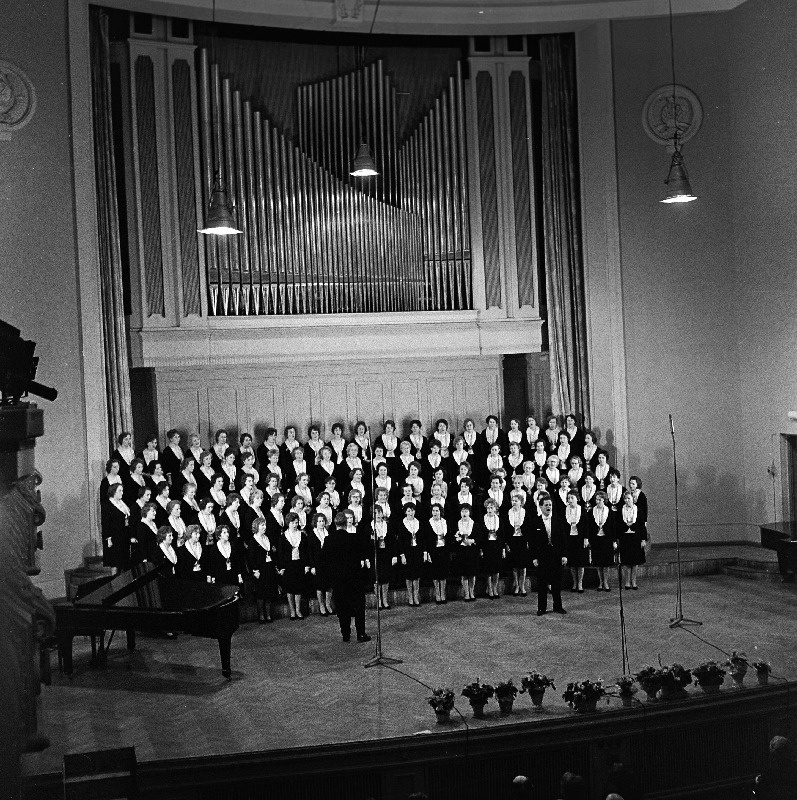 Tallinna haridustööliste naiskoor esinemas "Estonia" kontserdisaalis oma 30.aastapäeva juubelikontserdil.