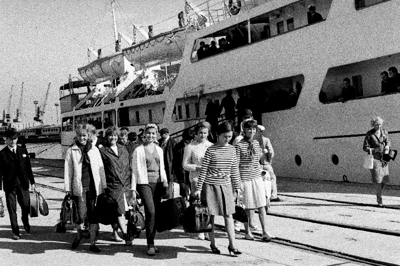 Tallinna 46. Keskkooli tütarlaste vokaalansambel „Ritsikad“ pärast Soome reisi Tallinna sadams.