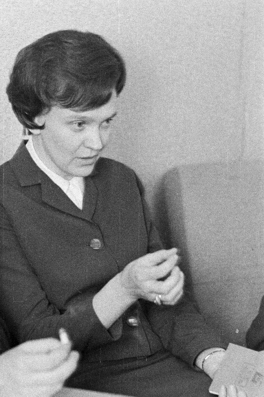 Eesti NSV toiduainete tööstuse ministri asetäitja Edda Maurer ajalehe „Kodumaa“ toimetuse poolt korraldatud pressikonverentsil.