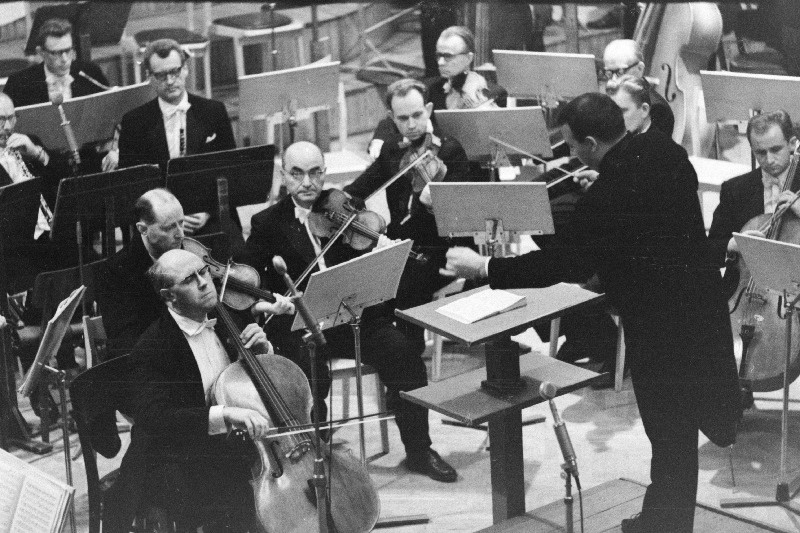 Tšellist NSV Liidu rahvakunstnik, Lenini preemia laureaat Mstislav Rostropovitš sümfooniakontserdil esinemas. Eesti Raadio sümfooniaorkestrit juhatab dirigent Neeme Järvi.