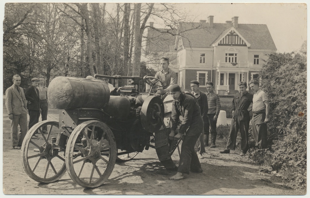 foto, Viljandimaa, Olustvere põllumajanduskool, õpilased, traktor, u 1930, foto O. Mägi