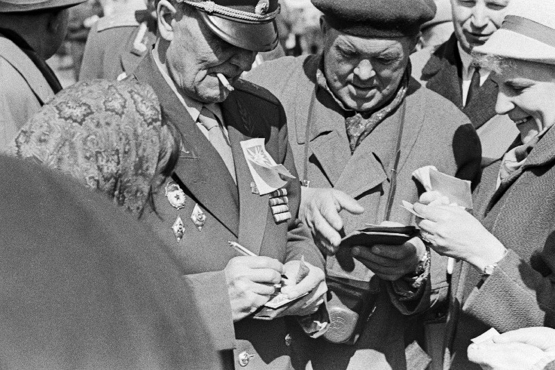 Erukindralleitnant Lembit Pärn võidupüha rahvamatkast osavõtjaile autogramme andmas.