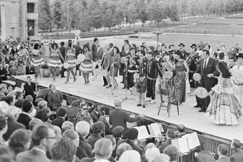 Vaade Lauluväljakule kolmeteiskümne Ladina-Ameerika riigi varieteeprogrammi ajal.