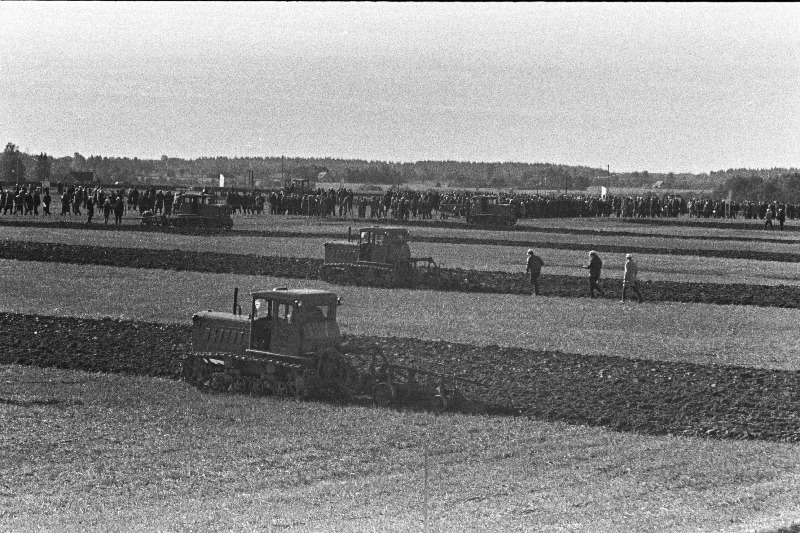 Roomiktraktorid üleliidulistel künnivõistlustel Tartu sovhoosis.