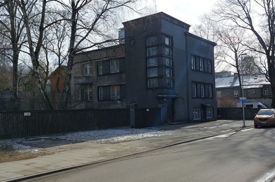 Hans Teetlaus at the 17th house of Koidu tn in Tallinn rephoto