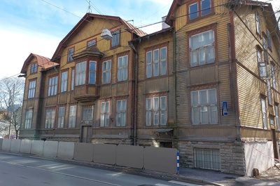 Korterelamu Tallinnas Luise tn, hoone vaade piki tänavat. Arhitekt Anton Uesson rephoto