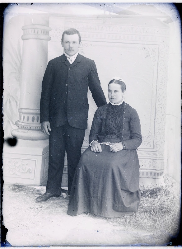 Hugo Reissar [Reissaar] abikaasaga.